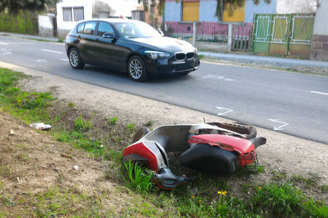 Segédmotorost gázolt egy autó Gencsapátiban
