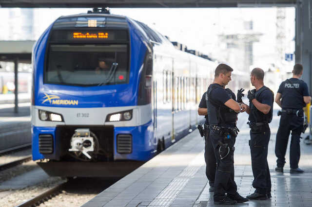 Terror Németországban? Allahu Akbar felkiáltással késelt egy München melletti vasútállomáson