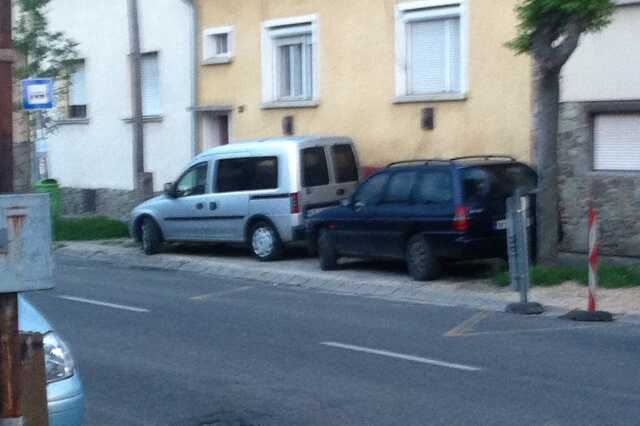 Egyesek parkolónak használják a Szövő utcai buszmegállót Szombathelyen