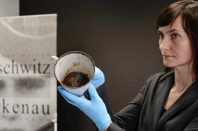 Ékszert találtak egy Auschwitzből származó bögrében
