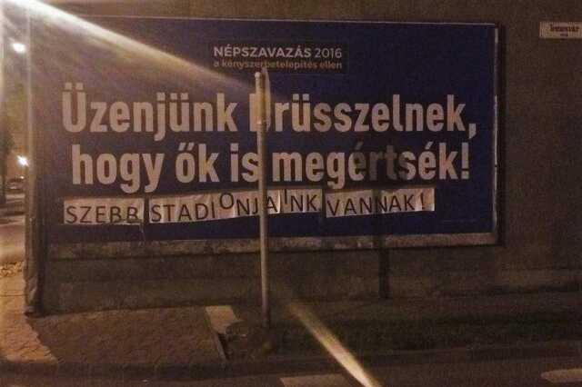 Átragasztott kvótaellenes plakát Celldömölkön