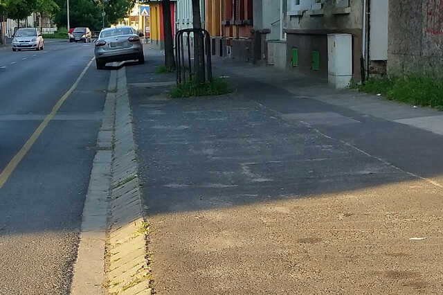 Kerékpársávon parkoló autó
