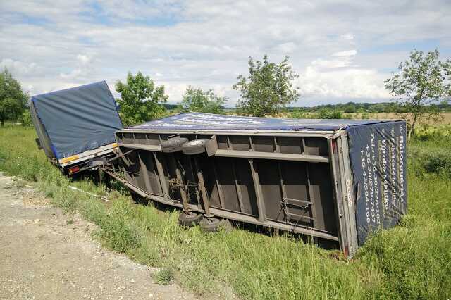 Teherautó szenvedett balesetet a 86-os úton
