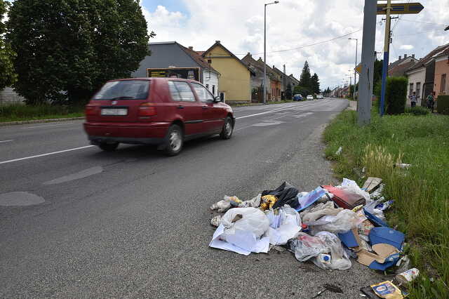 Szemétkupac hevert 12 napig Szombathely forgalmas útjának a szélén