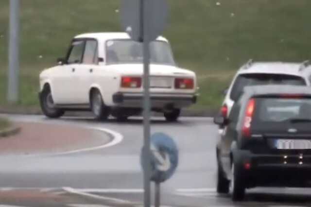 Körforgalomban megpördülő Lada Szombathelyen 
