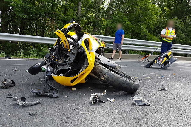 Súlyos motorbaleset a 84-esen