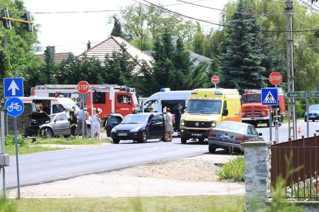 Mentővel ütküzött egy személyautó
