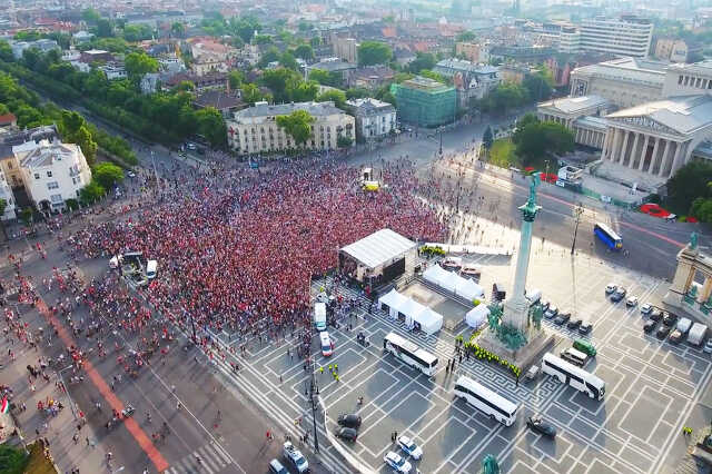 Na, már drónvideó is van a válogatottat váró tömegekről