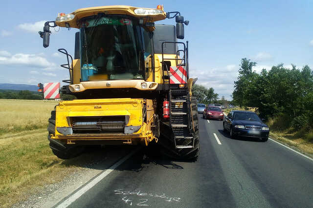 Kombájnnal ütközött egy Opel a 87-es főúton