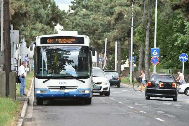 Busz a Paragvári utcában