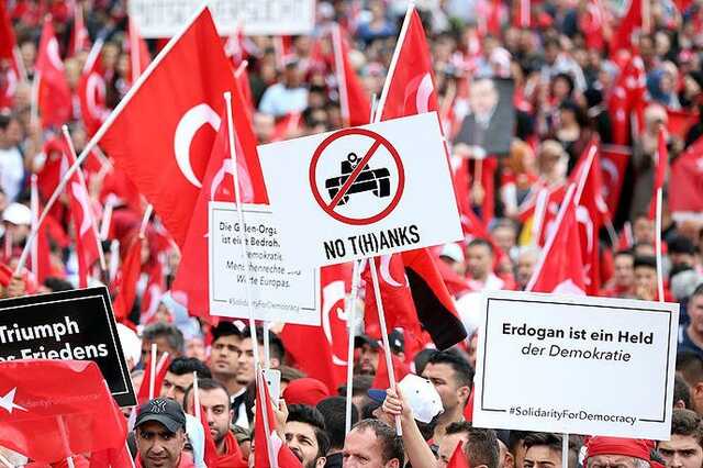 Erdogan mellett tüntetnek Kölnben