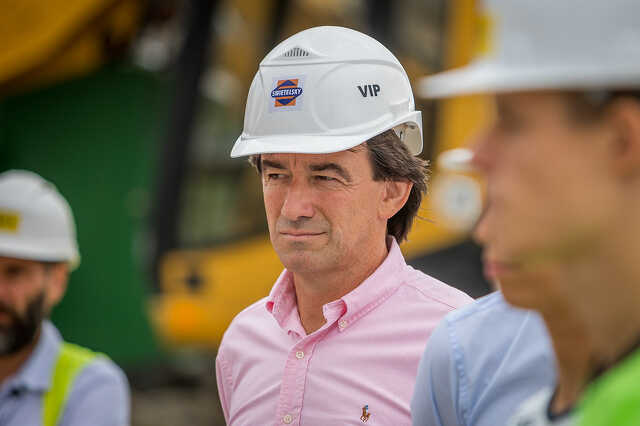Az épülő stadion lelátójának első betonelem-beemelése