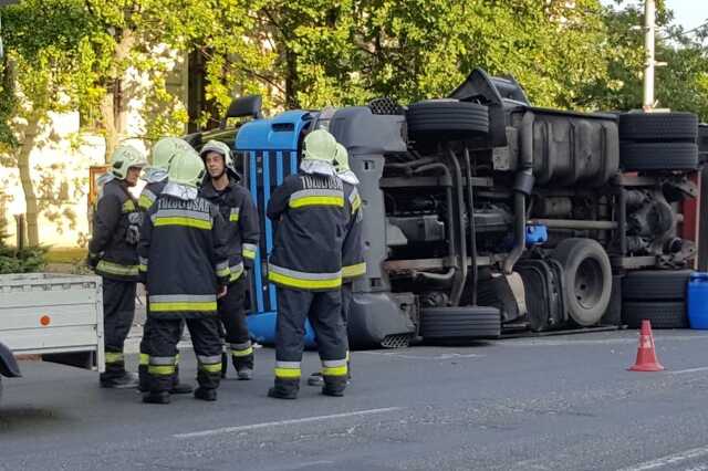 Felborult egy kamion Mosonmagyaróvárról