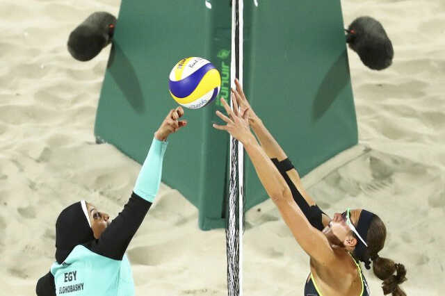 Doaa Elghobashy egyiptomi strandröplabdás Kira Walkenhorst német strandröplabdással szemben