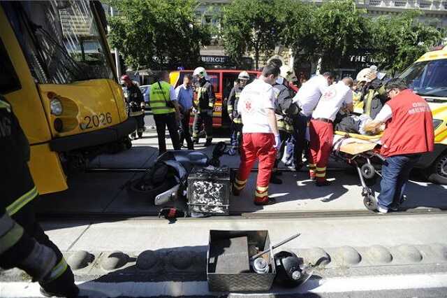 Motorost gázolt a 6-os villamos a fővárosban