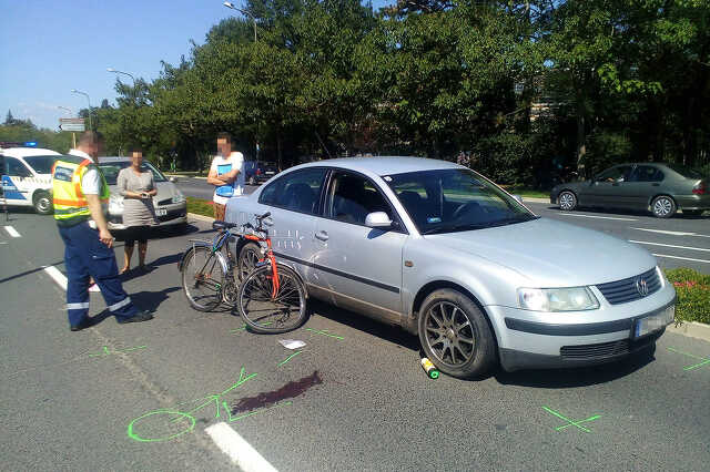 Autónak hajtott biciklijével az Emlékműnél