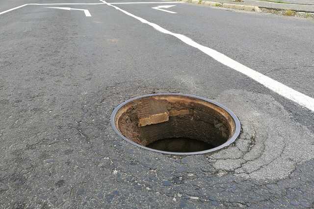 Beszakadt a csatornafedél az Ady téren