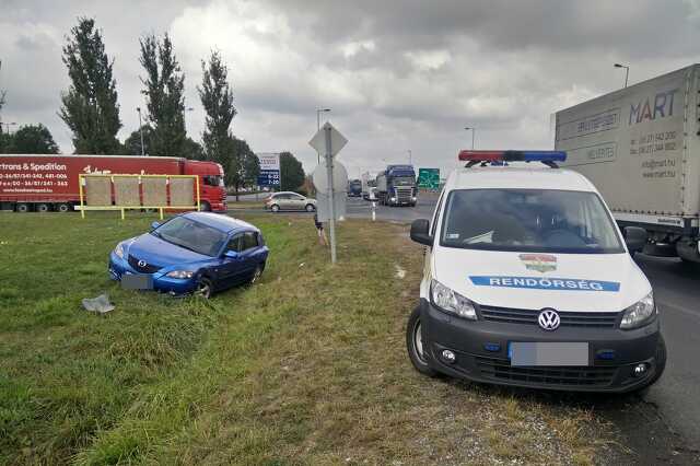 Árokba lökte a Mazdát a kamion az elkerülőn