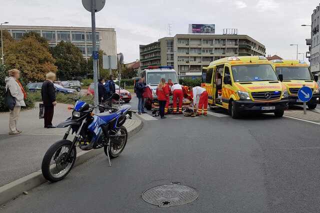 Idős kerékpáros biciklizett motor elé Szombathelyen