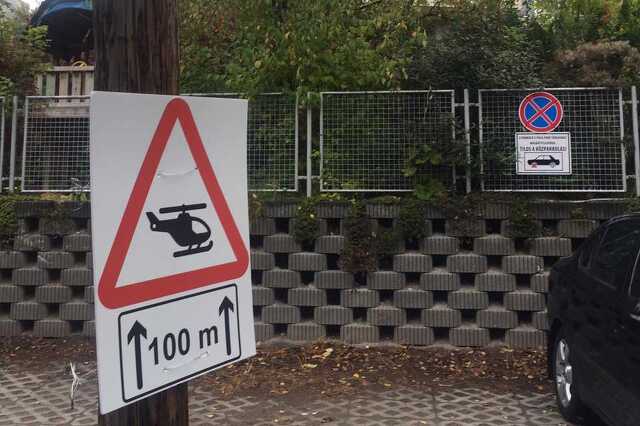 Új közlekedési tábla Rogán Antal lakhelyénél