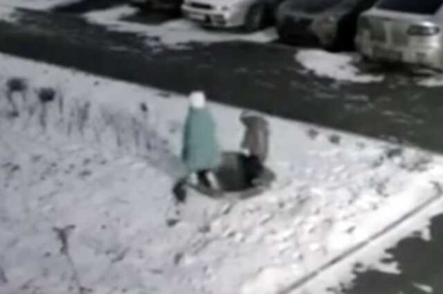 Kisgyermek esett egy csatornaaknába