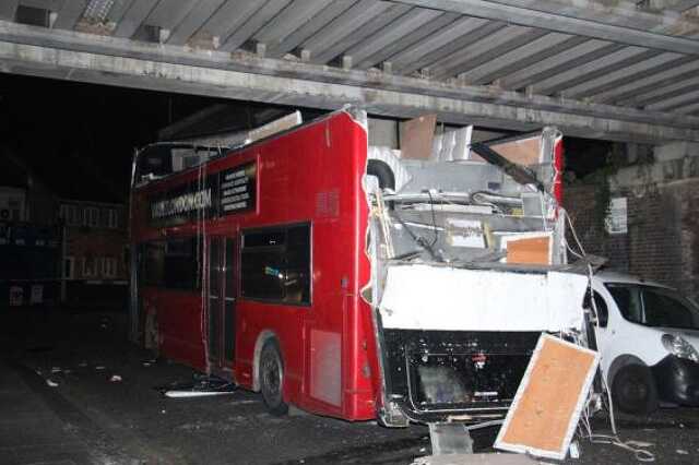 Kétemeletes busz hajtott egy vasúti hídnak Londonban