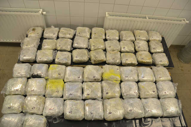 Több mint harminc kiló marihuánát találtak egy autóban Röszkén