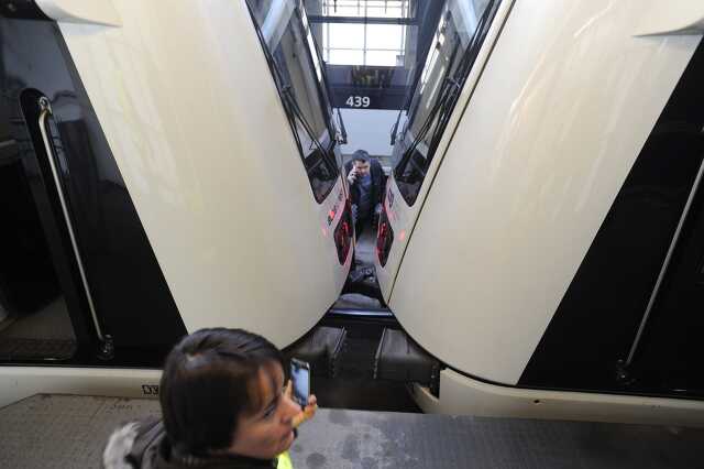 Összeütközött két metró Budapesten, a Pillangó utcánál