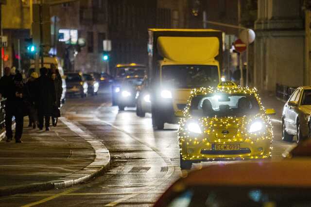 Ünnepi "fénytaxi" Budapesten