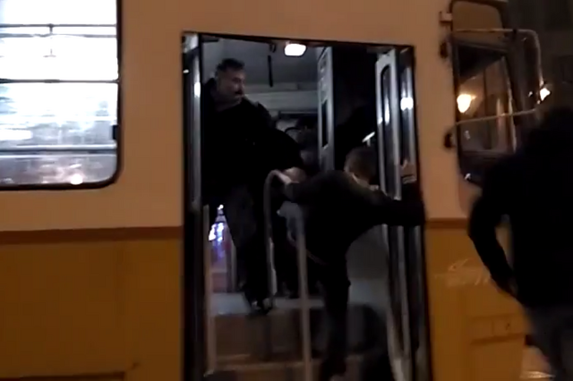 Verekedés egy budapesti villamoson