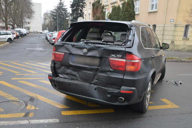 Betonszállító mixer hajtott egy BMW-nek Szombathelyen