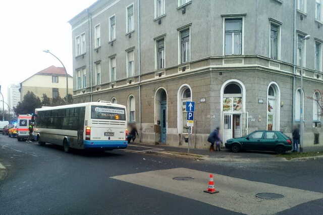 Busznak hajtott egy Ford Szombathelyen