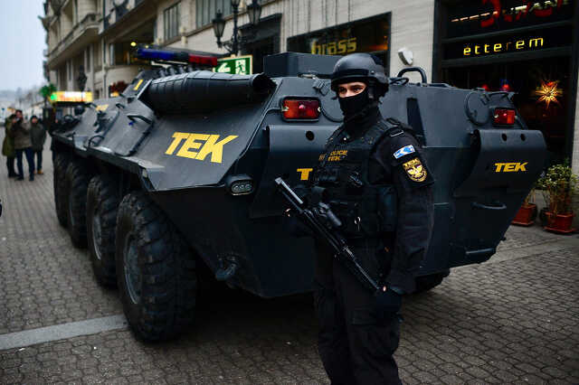A TEK páncélozott szállító harcjárműve Budapesten, a Vigadó utcában 2016. december 20-án