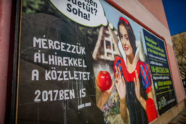 Meghekkelték a Nébih plakátját