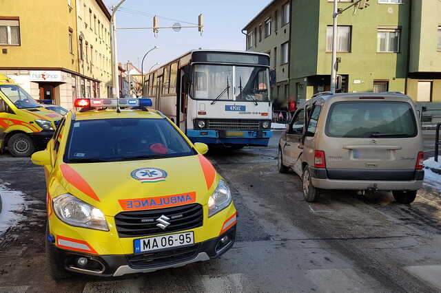 Piroson hajtott át, busszal ütközött egy Citroen