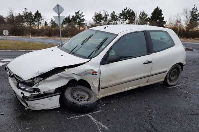 Tanulóautó elé hajtott egy Fiat a 86-oson