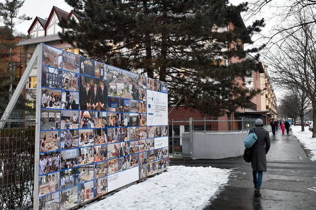 Plakát a graffitisnek a Bolyai suli előtt