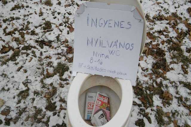 Nyilvános wc a Jókai parkban