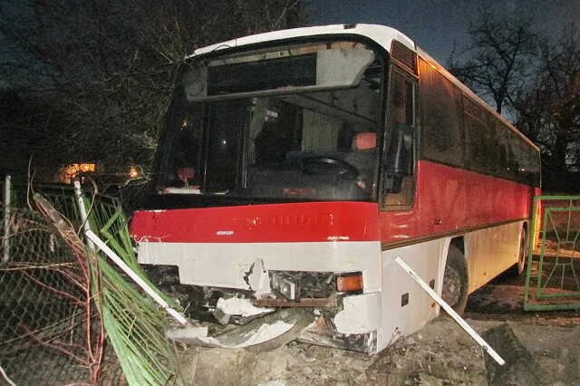 Munkásbusz ütközött kerítésnek Kámban