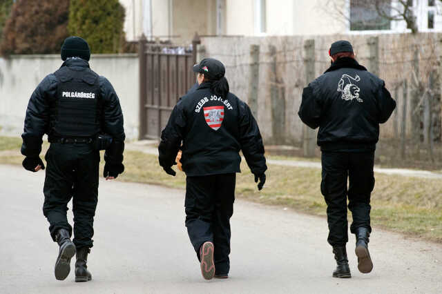 A kérdéses egyenruhák 2011-ben. Balról jobbra: egy hagyományos polgárőr-egyenruha, a Szebb Jövőért egyenruhája, a Magyar Gárdáé