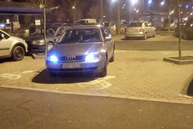 Pofátlanul parkoló Audi