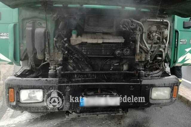 Kiégett motortér Sárvár mellett