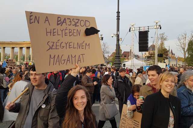 Transzparensek a budapesti tüntetésről