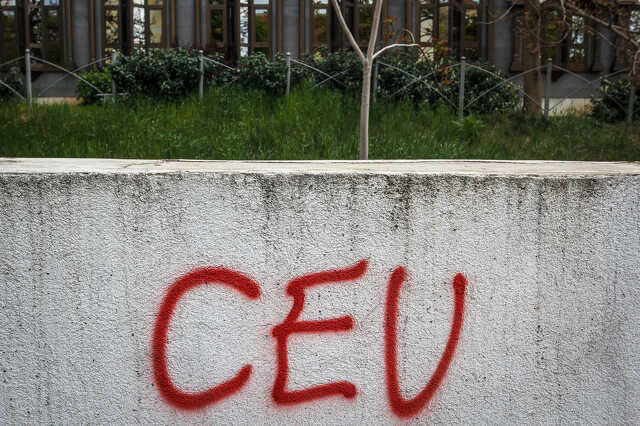 CEU-támogató graffitik Szombathelyen