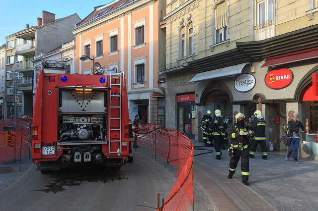 Tűzoltók a Fő téren