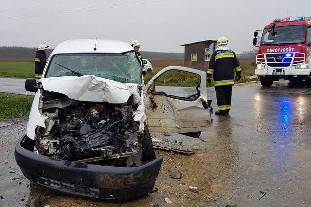 Kavicsszállító ütközött Citroennel Püspökmolnárinál