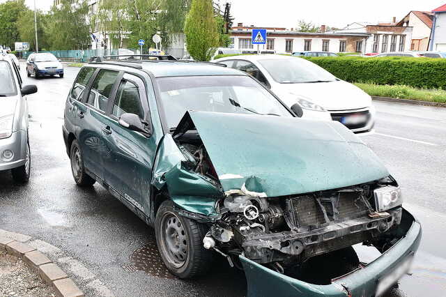 Gyalogátkelőhelynél ütközött két autó