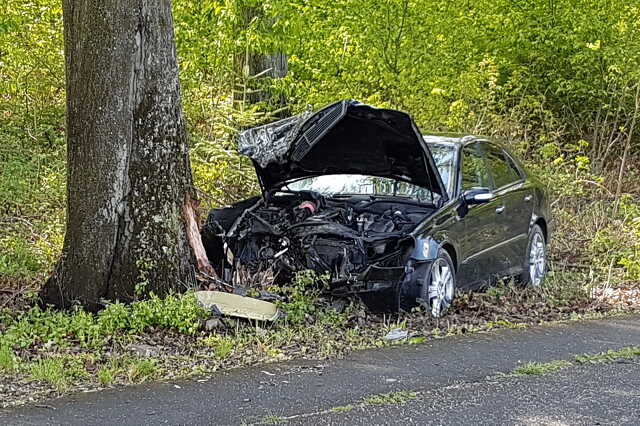 Előzni tilos táblánál hajtott előző autóba egy Mercedes