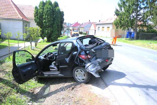 Lengyel teherautó hajtott egy Peugeot-nak Hegyfalun