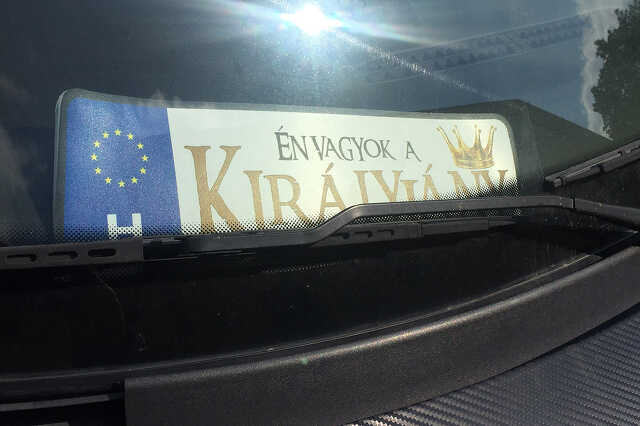 Érdekes parkolások egy Király utcai belső udvarban